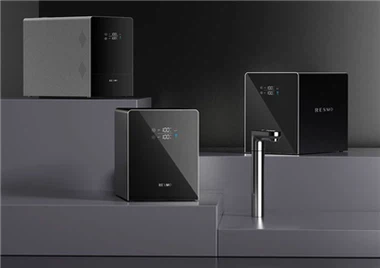 Ялтырап торган су белән кайнар кран